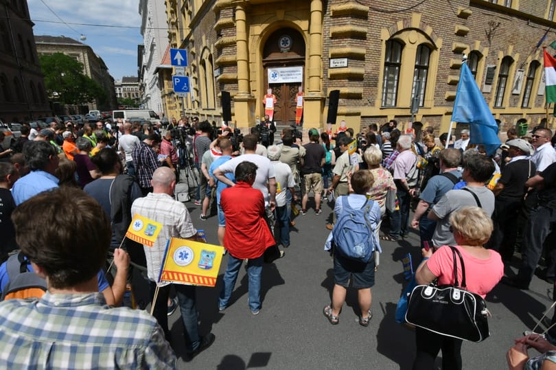 Műszak után a mentősöket ne a másodállás várja, hanem a család!
