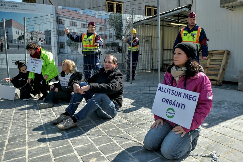 PM-esek láncolták oda magukat Orbán új hivatalához a Várban - fotók