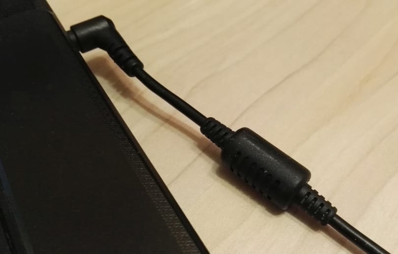 Amit csak kevesen tudnak: mégis miért van az a fura kis henger minden laptoptöltő kábelén?