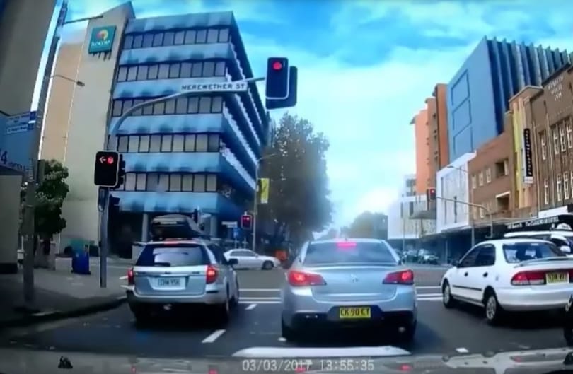 Tilosban előzött a sofőr, aztán jött a kellemetlen meglepetés – videó