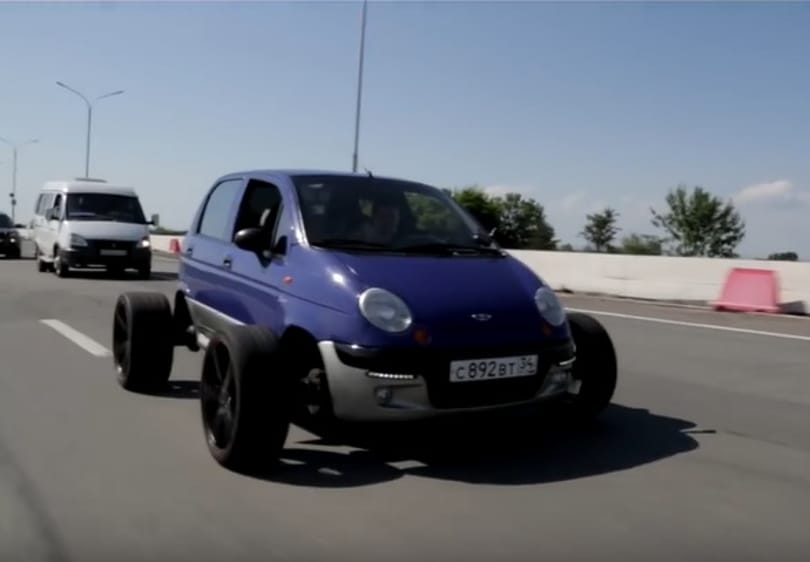 Végletes tuning egy Daewoo Matiz 20 colos alufelniken – videó