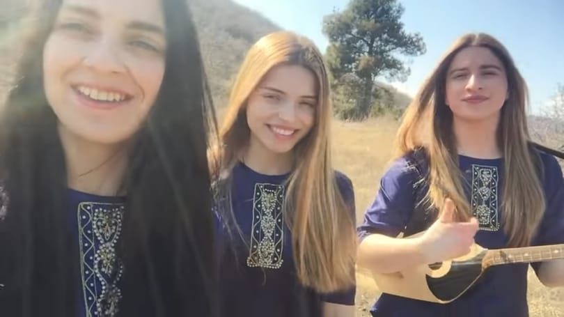 Magyar népdalt énekelnek a Trio Mandili grúz énekesnői - videó