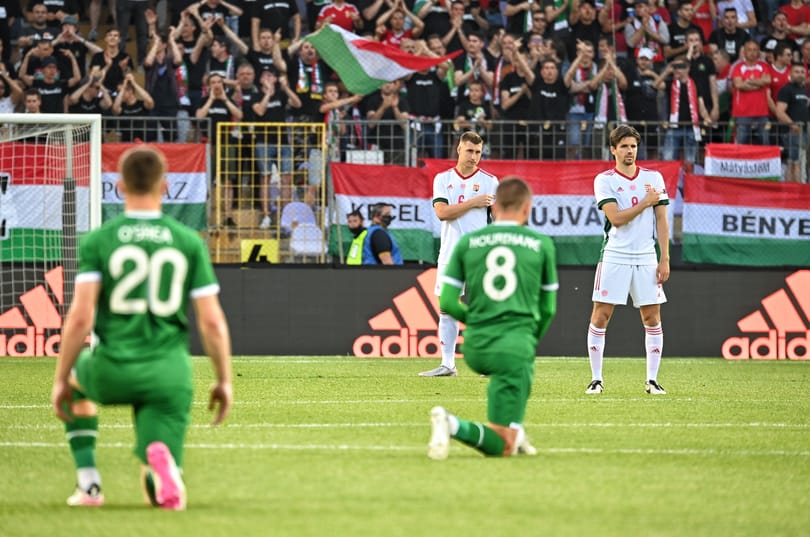 Térdelés és fütyülés fogja kettéválasztani Európát az Eb-n