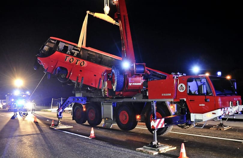 Fotók: patakba hajtott busz, elaludt a sofőr