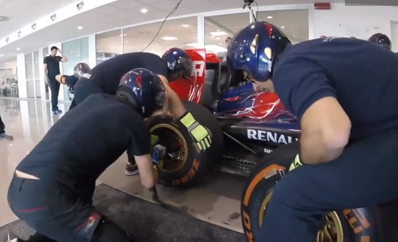 Így készül a Toro Rosso a boxutcás kiállásokra – videó