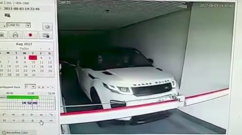 Csak ki kellett volna hajtani a mélygarázsból, de ez sem sikerült – videó