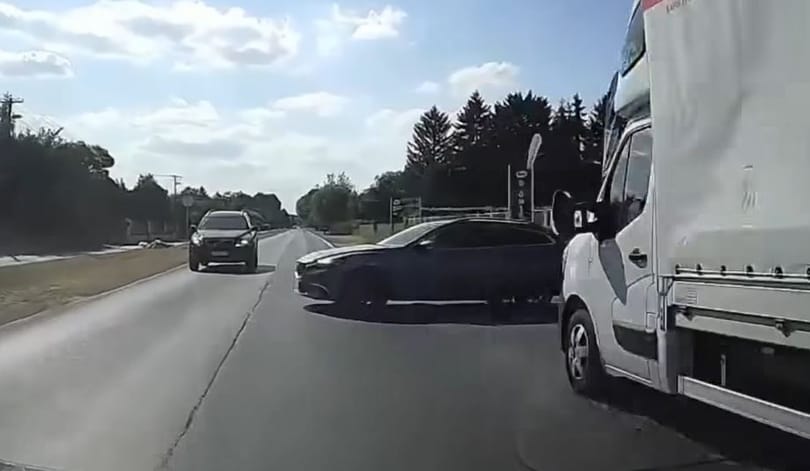 Teherautó mögül vakon hajtott ki a Mazda, centiken múlt a karambol – videó