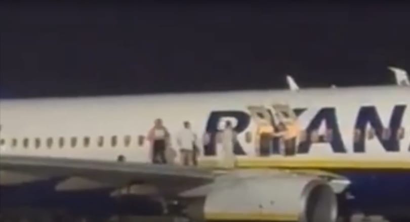 Téves tűzriadó volt egy Ryanair-gépen, több rémült utas a szárnyról ugrált le