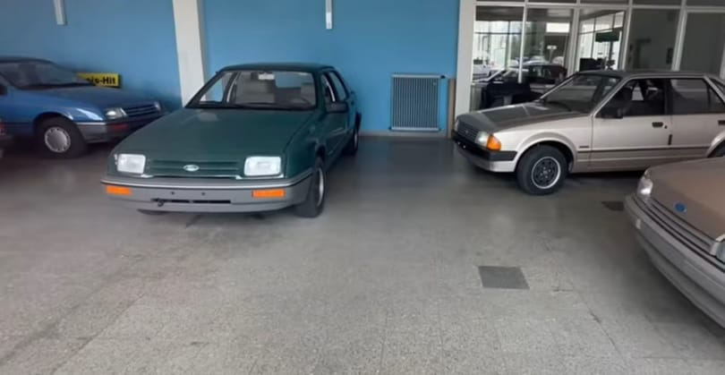Vadonatúj, a 80-as években készült Fordokkal találtak egy elhagyott autókereskedést, aminek a története is megható