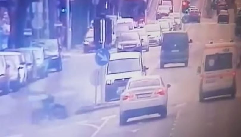 Gyanúsított lett annak a mentőautónak a sofőrje, amelynek nekiütközött és meghalt egy motoros