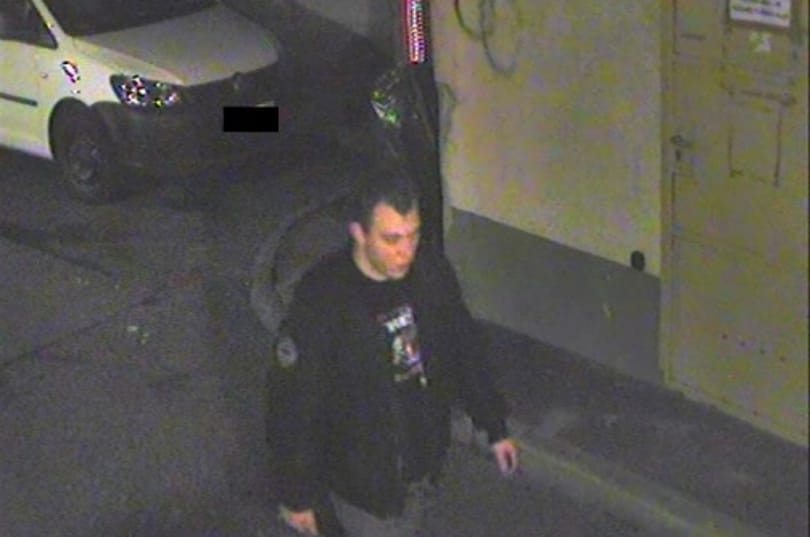 Videó: Sorra zúzta le a parkoló autók tükrét a söröskorsós garázda