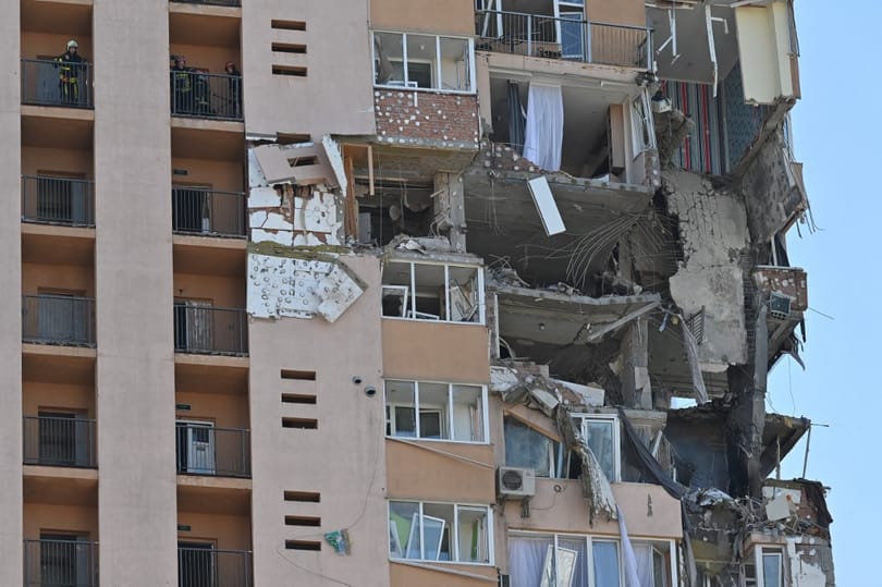 Bombatalálat ért egy lakótelepet Kijevben