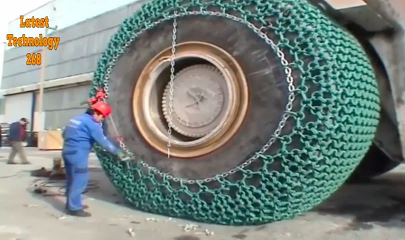 Ez profi: így kell feltenni a láncot egy 24 tonnás rakodógépre – videó