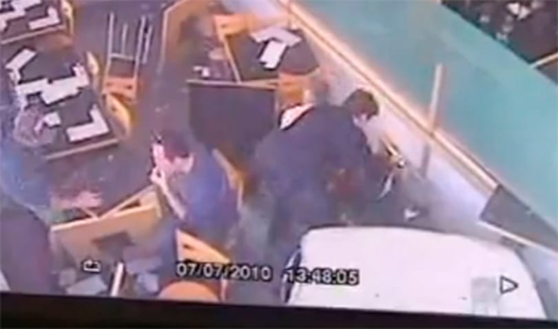 Étterembe csapódott egy autó Ausztráliában - videó