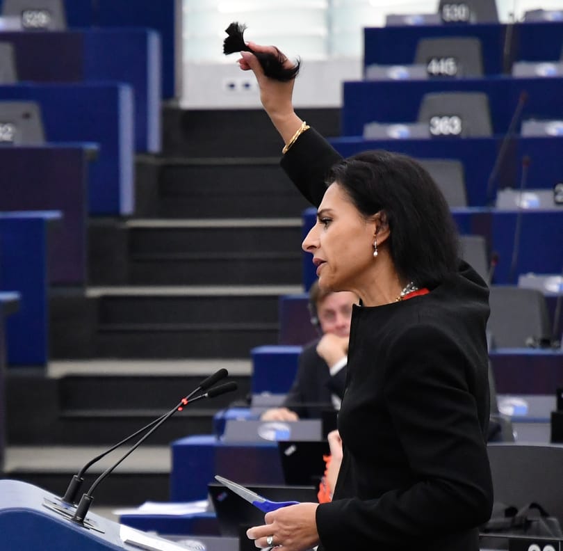 Felszólalása közben vágta le a haját egy EP-képviselő, hogy az iráni nőket támogassa