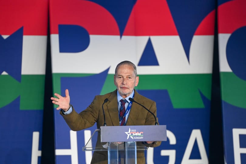 Az EU-t lehülyézte, a magyar biztost viszont alaposan mosdatja az MCC brüsszeli irodájának vezetője