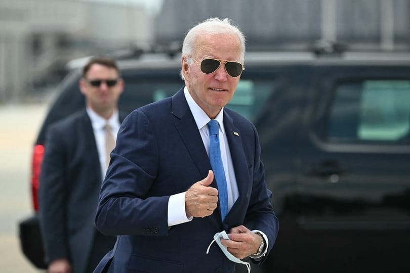 Egy készülő orosz vígjátéksorozatban Joe Biden Oroszországba utazik, és annyira szerencsétlen, hogy ott is ragad