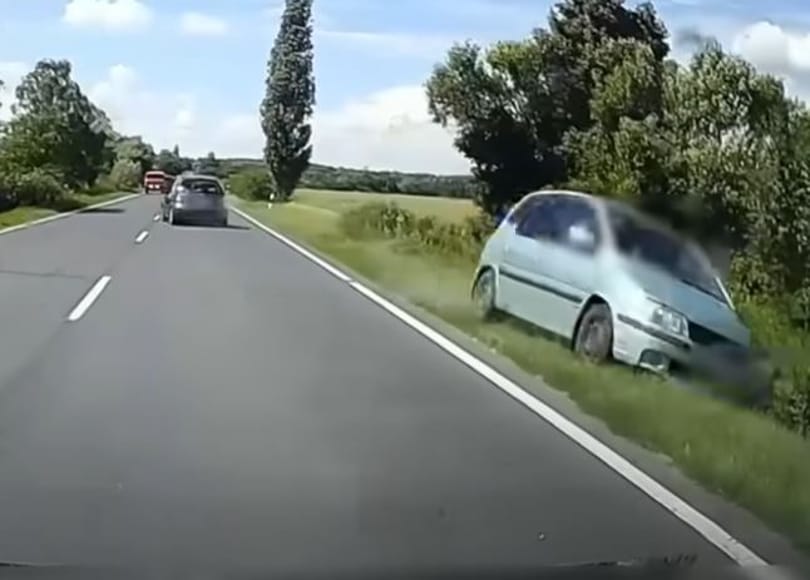 Több száz métert csúszott az árokban, majd a tetejére borult egy autó a 84-es úton