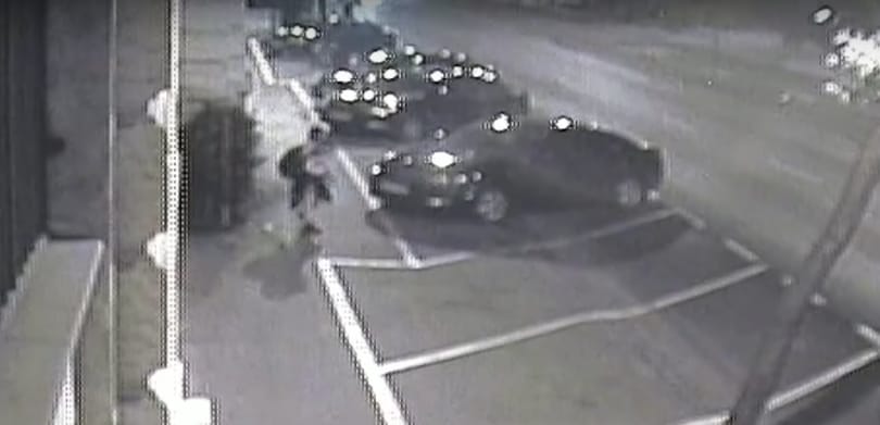 Videóra vette egy józsefvárosi kamera, ahogy a nő megrugdosott egy parkoló autót