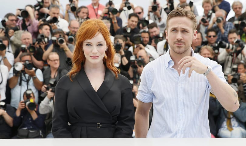 Ryan Gosling a vörös démon mellett áll, de mintha észre sem venné – fotó