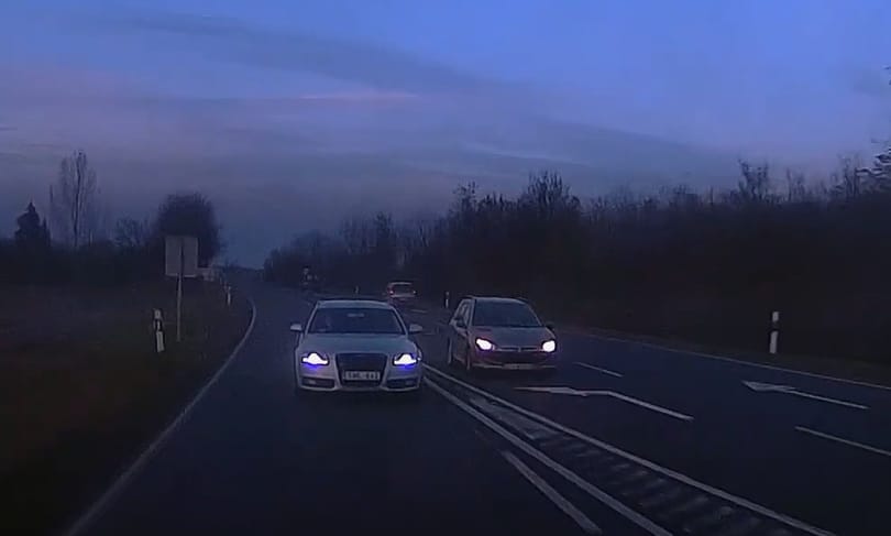 Árokban végződött a szabálytalan előzés, rendőrök vették videóra