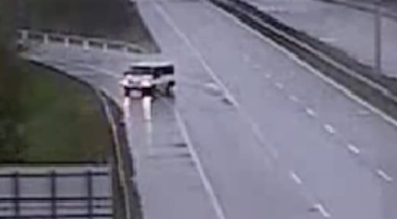 Az M7-esen mutatta be egy kisbusz, mi is az aquaplaning – videó