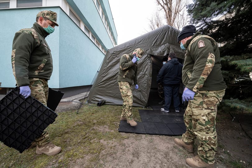 Katonai sátrat építettek a Heim Pál kórháznál is