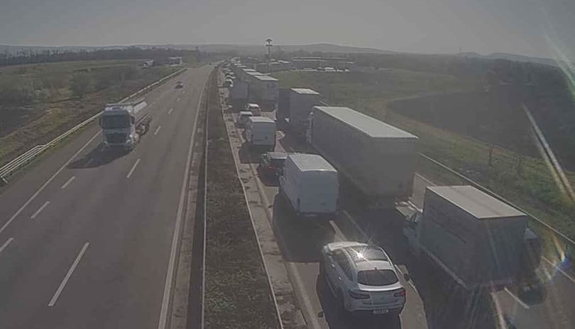 Tömegkarambol volt az M1-esen, tíz kilométeres torlódás alakult ki