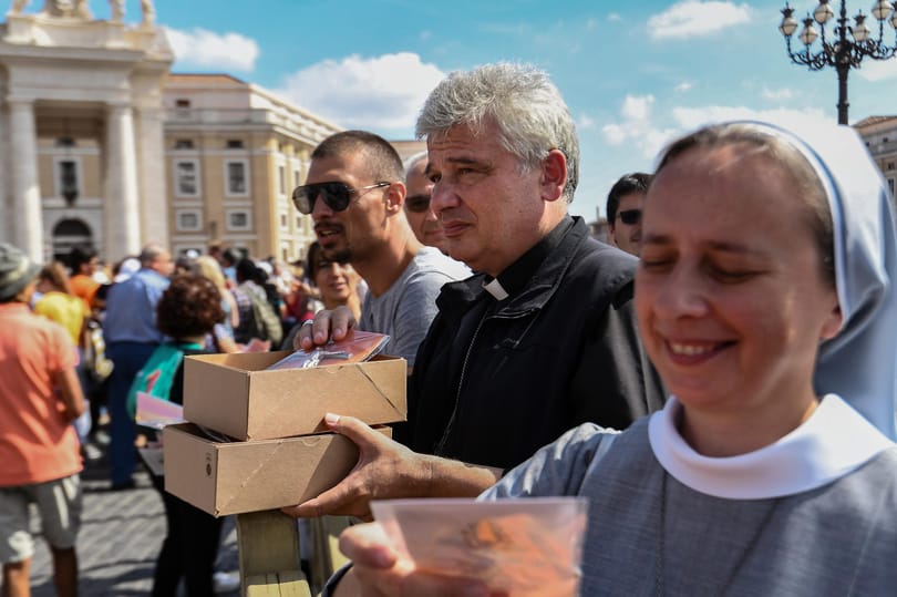 Konrad atya furgonnal járja a várost, és önkényesen visszakapcsojta az áramot a szegények házában