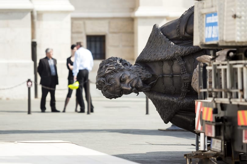 Fotók: Fekve várja sorsát Andrássy gigantikus szobra a Kossuth téren