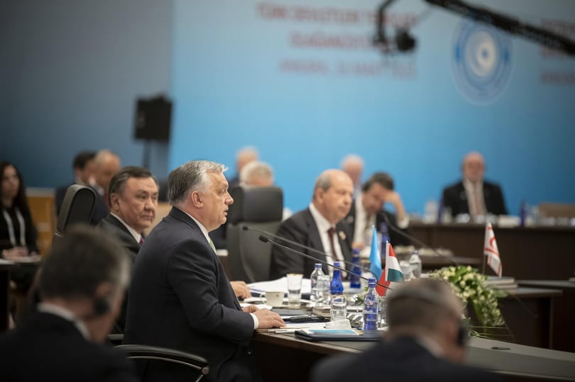 Gáz, tisztelet és Brüsszel bosszantása – ezért udvarol Orbán a türk világnak