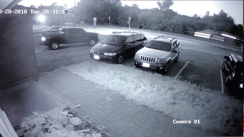 Videó: Repülő Teslát vett fel egy biztonsági kamera