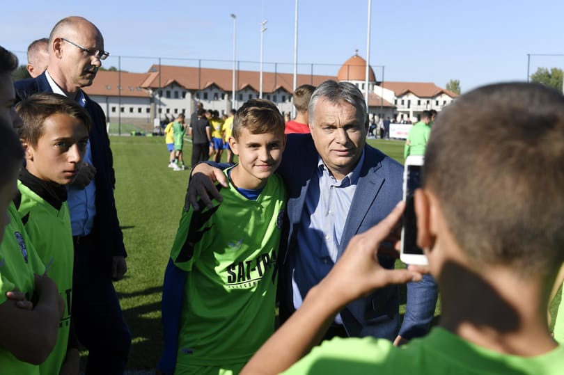 Guardian: Orbán a focin keresztül terjeszti a befolyását