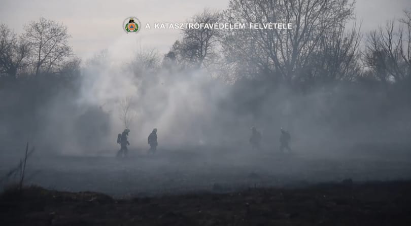 Lángolt a nádas Budapest határán – videón a tűzoltók küzdelme