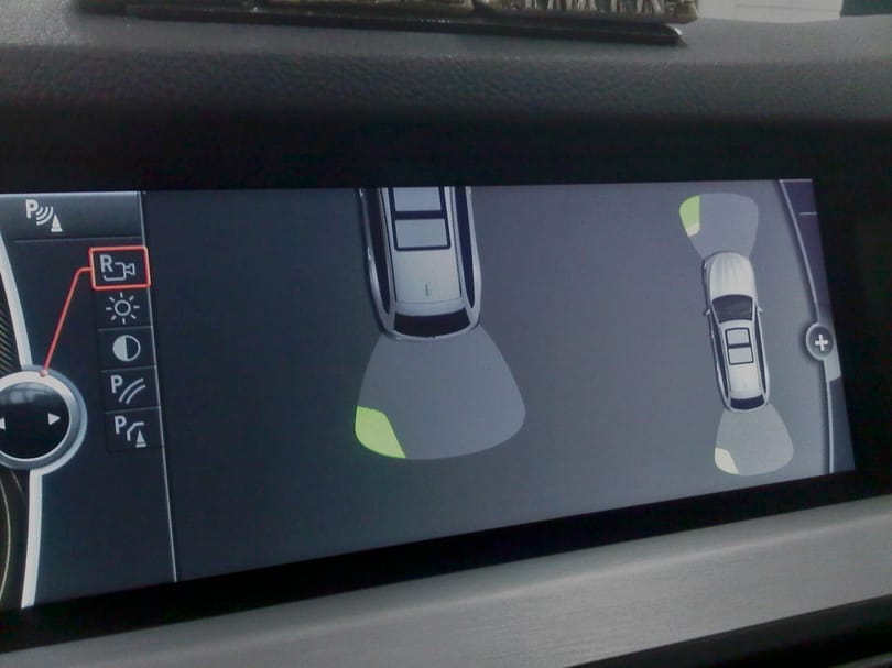 Ez a BMW-s párnákkal védekezik a parkolási koccanások ellen