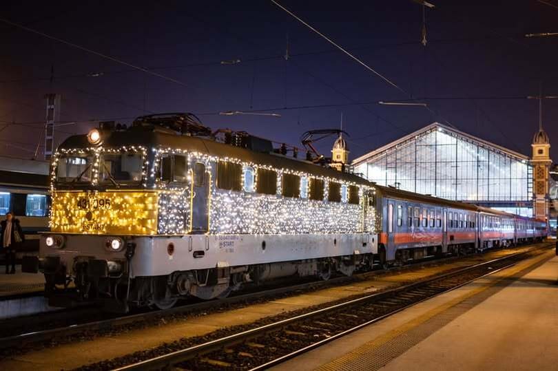 Hétfőig közlekedett volna a MÁV fénymozdonya, de szombaton elromlott