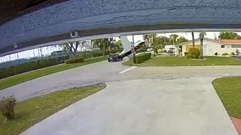 Zuhanó repülőgéppel ütközött egy autó Floridában – videó