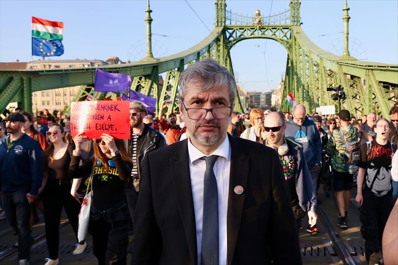 A Fővám téren tüntetett Hadházy Ákos, majd az emberekkel elindult a Szuverenitásvédelmi Hivatalhoz, ám végül a Margit hídig jutottak