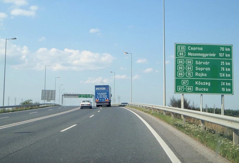 Új kivitelezőt keresnek a 86-os főút felújításához