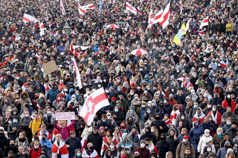 Hiába fenyegettek lövetéssel Lukasenkáék, vasárnap is tízezrek vonultak az utcára Minszkben