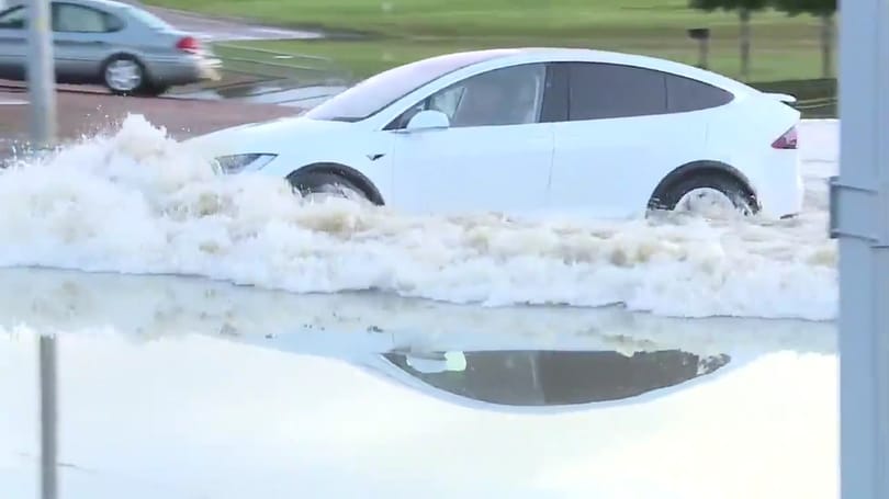 Vizet biztosan nem szív a Tesla motorja, de attól még elég bátor víz alá menni vele – videó