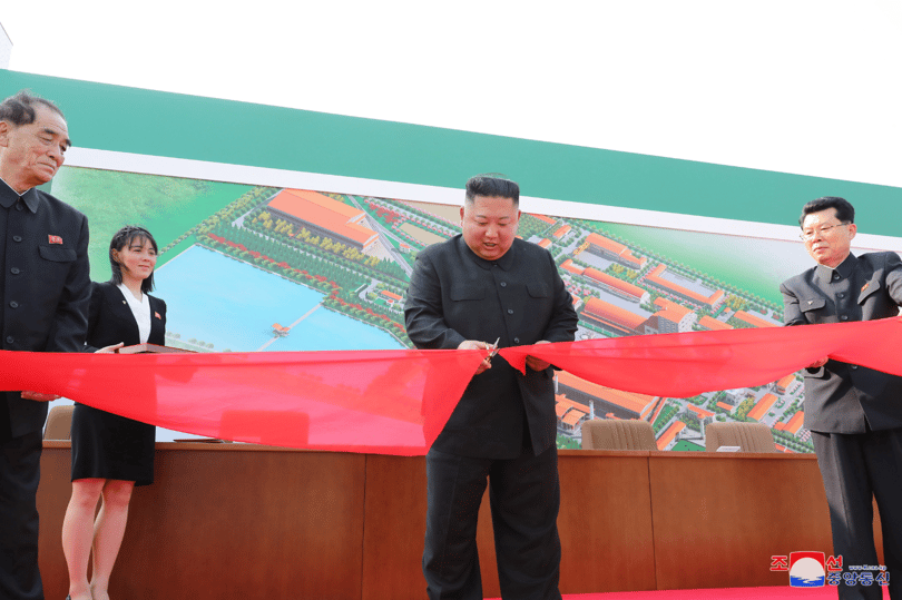 Megjöttek a képek: Kim Dzsongun tényleg jól van