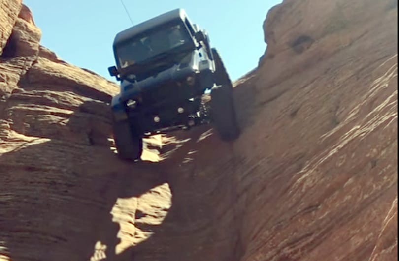 Mint pók a falon, úgy közlekedik ez a Jeep a sziklákon – videó