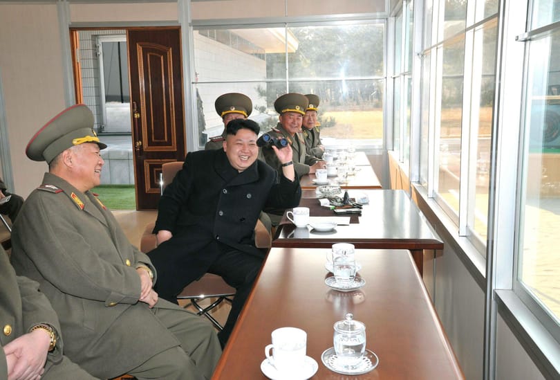 Fotók: Kim Dzsong Un őrületesen jól mulat egy lőgyakorlaton