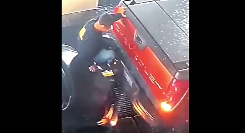 Egy életre megjegyzi első munkanapját az autómosóban ez a férfi – videó