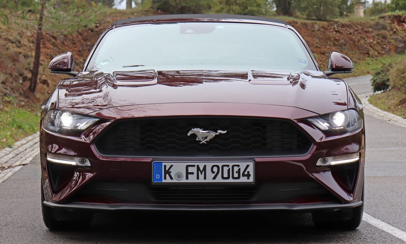 A pécsi köztemetőbe rontott egy Ford Mustang – fotók