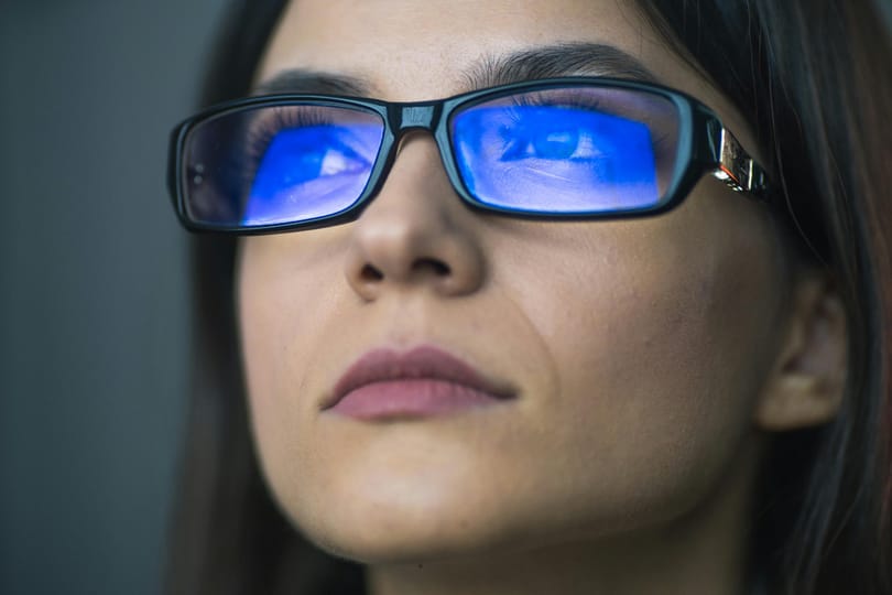Lehet, hogy teljesen felesleges kifizetnie a kékfényszűrő réteget, amikor szemüveget vásárol
