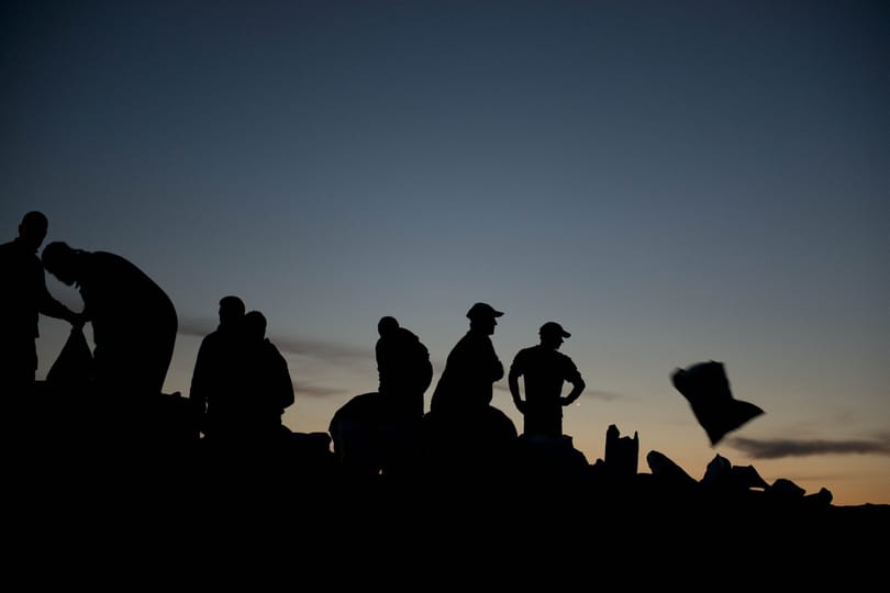 Hajnalban már csak a rendőrtanonc tölt homokzsákot