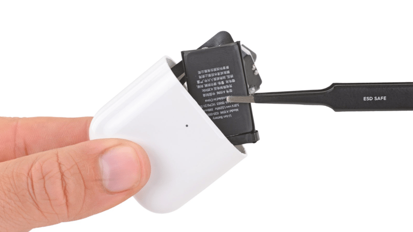 Máris szétszedték az AirPods 2-t, ezt találták a belsejében