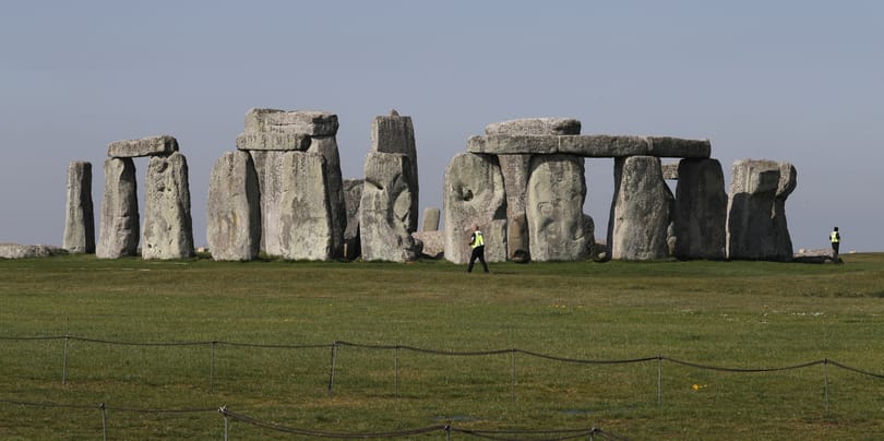 A veseköveiből készített mini-Stonehenge-t egy brit művész